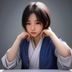 影评人林谷，韩国电影研究者，正在书房翻阅韩国电影史料的专注神情